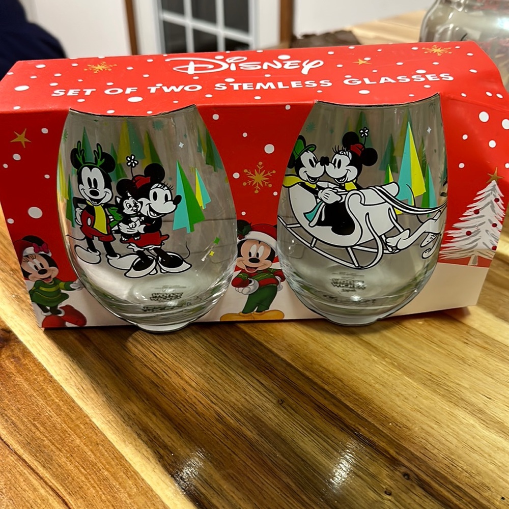 Set of stemless wine glasses